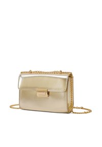 Borsa a mano metallica oro con forma rettangolare, texture liscia, chiusura a patta e tracolla in catena dorata. Presenta un design minimalista e un gancio.