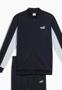 Zwarte zip-up trainingsjack met witte zijpanelen, met een Puma-logo op de linkerborst. Glad materiaal, sportief design, inclusief bijpassende broek.
