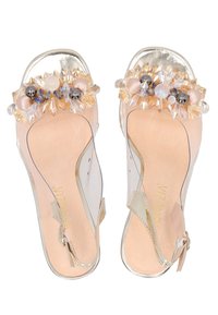 Klare High-Heelsandalen mit beigen Innensohlen. Sie verfügen über verzierten Riemen mit Kristallen und großen Perlen in den Farbtönen Pfirsich, Grau und Klar.