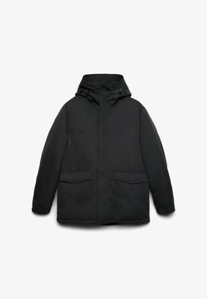 Giacca imbottita nera con cappuccio, dotata di zip frontale, due tasche a toppa sul davanti e una texture liscia e opaca.