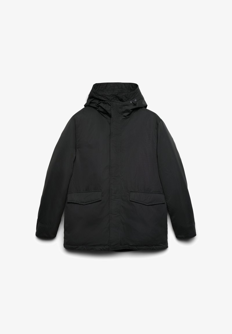 Giacca imbottita nera con cappuccio, dotata di zip frontale, due tasche a toppa sul davanti e una texture liscia e opaca.