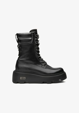 Stivali neri in pelle alti fino al ginocchio con suola piattaforma spessa, dotati di chiusura frontale con lacci, zip laterale e dettagli in metallo.