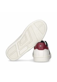 Sneakers bianchi con tacco bordeaux e dettagli blu navy, dotati di una suola in gomma testurizzata che presenta motivi geometrici e il logo del marchio.