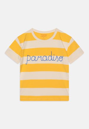 Gul og cremefarvet t-shirt med korte ærmer og horisontale striber samt blå kursiv tekst "paradiso" centreret på forsiden.