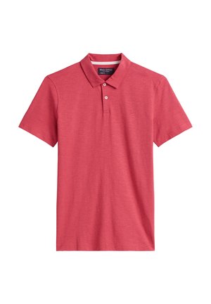 Polo rouge fabriqué en tissu texturé, avec un col classique, une patte de boutonnage à trois boutons et un accent logo subtil sur la poitrine.