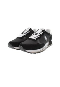 Sneakers atletici neri realizzati con una combinazione di materiali in camoscio e rete, con lacci bianchi e il marchio "U.S. Polo Assn." di lato.