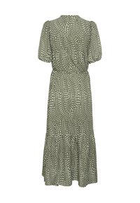 Vidēja garuma olīvu zaļa kleita ar baltām neregulārām polka punktēm, īsām uzpūstām piedurknēm, pieguļošu vidukli un volānu apakšu, redzama no aizmugures.