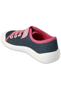 Płócienne trampki o granatowym kolorze, różowych akcentach i białej gumowej podeszwie. Posiadają sznurówki oraz rzep na górnej stronie.