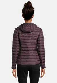 Puffer jacket in donkerpaars met een gequilt ontwerp, capuchon en een getailleerde pasvorm. Beschikt over lange mouwen en een gladde, glanzende textuur.