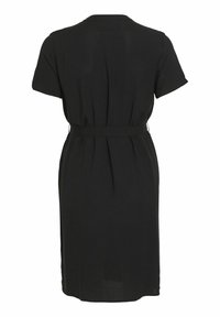 Robe noire longueur genou avec manches courtes et ceinture à la taille, vue de dos sur fond blanc.