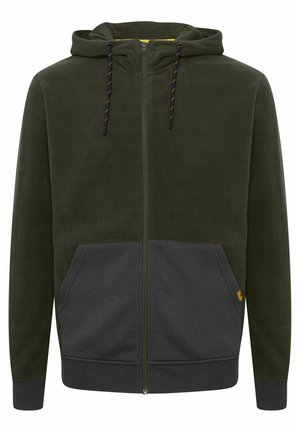 Olivovo zelená mikina na zips s kapucňou so žltým lemovaním, tmavošedé predné vrecká a kontrastné šnúrky. Mäkká fleece textúra.