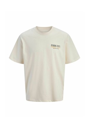 Beige T-shirt met korte mouwen en ronde hals, met de tekst "Pushing Limits" en kleine cursieve letters op de linkerborst.