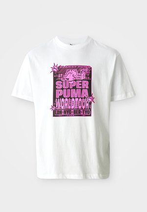 Fehér pamut póló, melynek középpontjában egy merész rózsaszín grafikai nyomtatás látható, rajta a "SUPER PUMA WORLD TOUR" felirattal és mesefigurás karakter részletekkel.