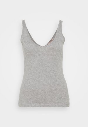 Camiseta sin mangas de algodón gris con un escote en V profundo y diseño sencillo. Cuenta con tirantes delgados y una etiqueta en el interior del cuello, con una textura suave.