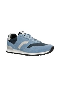 Sneaker in suede e rete blu chiaro con accenti grigi, punta rotonda, suola nera piatta e lacci a contrasto, caratterizzata da un design sportivo.