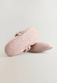 Bløde lyserøde stofsandaler med en struktureret gummisål, der har et samlet design foroven og en rund tå for komfort.