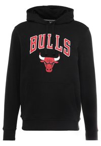 Černá mikina s kapucí s nápisem "BULLS" v červené barvě. Na hrudi se nachází červený grafický motiv býka a vpředu je klokaní kapsa.