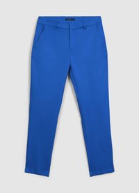 Pantaloni blu con una texture liscia, vestibilità sartoriale, tasche frontali e una vita con passanti per cintura.