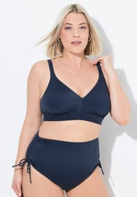 Bikini blu navy con top bralette a V con spalline regolabili e culotte a vita alta con dettagli arricciati e accenti in aggiunta con fiocco.