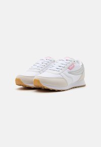Zapatillas deportivas blancas con acentos en gris claro, puntera redonda y suelas de goma planas; cuentan con un logotipo y cordones rosas. Materiales sintéticos y de malla texturizados.