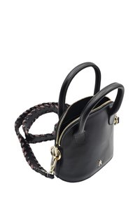 Sac à main en cuir noir avec deux poignées supérieures, une bandoulière tressée, une fermeture éclair dorée et un logo discret à l'avant. Texture lisse.