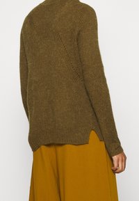 mbyM Neule - olive