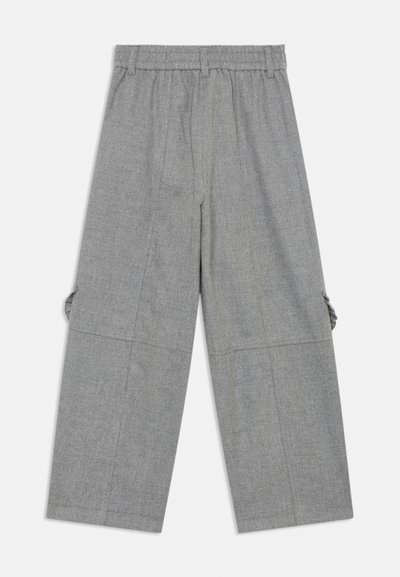 Grå vide bukser med elastisk talje og sidelommer. Stoffet har et teksturert mønster og virker mykt å ta på.