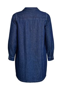 Tmavě modrá džínová košilová šaty s límečkem, dlouhými rukávy a knoflíkovými manžetami. Má rovný střih a délku do poloviny stehna.