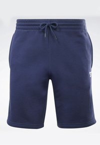 Shorts de sport bleu marine avec taille élastique et cordon, poches latérales et petit logo blanc sur la jambe gauche.