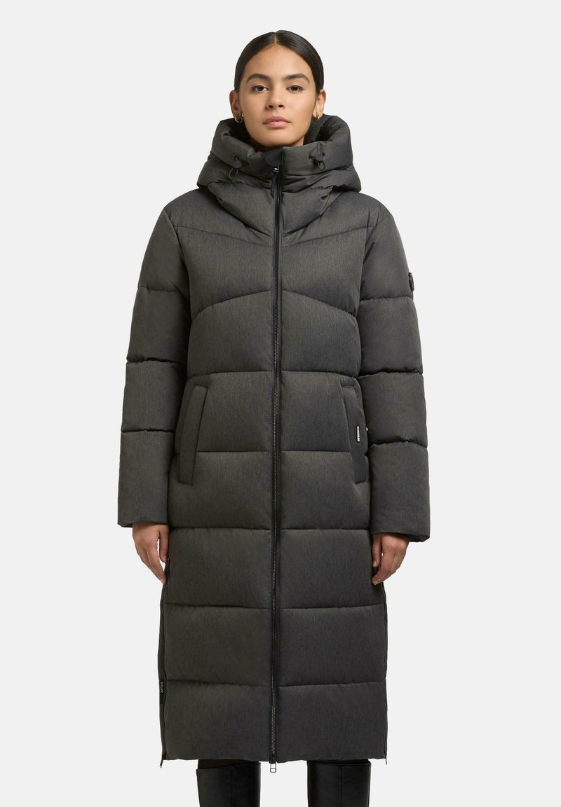 Cappotto lungo imbottito di colore grigio scuro con colletto alto, chiusura con zip e tasche laterali; presenta un tessuto testurizzato e un motivo a blocchi.