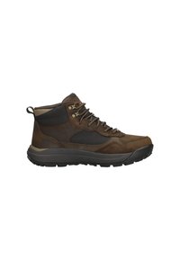 Botas de senderismo marrones con una combinación de cuero liso y tela texturizada. Entre sus características se incluyen ojales de metal, cordones y una suela resistente.