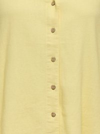 Tissu jaune clair avec une rangée verticale de six boutons marron à quatre trous, montrant une texture détaillée et la couture des boutons.
