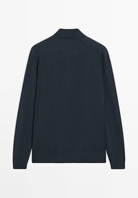 Granatowy kardigan z prążkowanym kołnierzem i dolnym brzegiem. Ma długie rękawy i gładką, dzianinową fakturę. Nie ma widocznych zapięć ani wzorów.