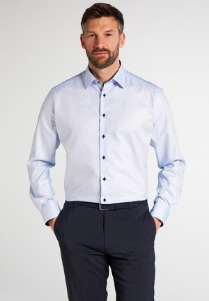 FITTED WAIST - Chemise classique - hellblau
