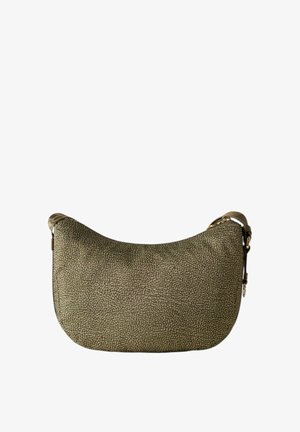 Piccola borsa color verde oliva con forma curva, motivo testurizzato a grani di sabbia e tracolla regolabile con dettagli in metallo dorato, su sfondo bianco.