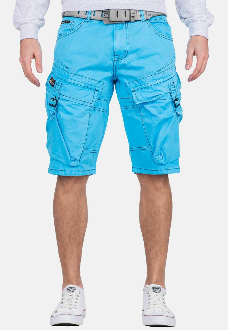 Shorts de cargo bleus avec plusieurs poches, détails cousus et une ceinture tissée. Fabriqués en tissu léger avec une texture douce.