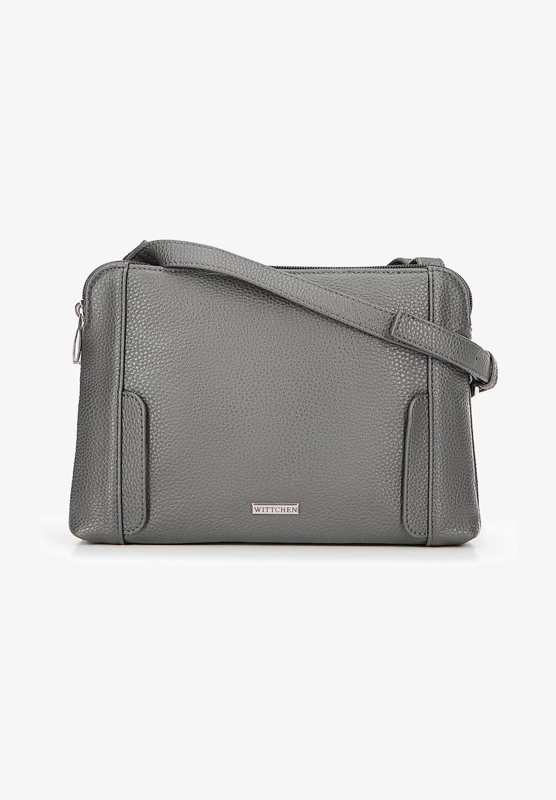 Borsa a tracolla grigia in pelle con superficie texturizzata, chiusura con zip, tracolla regolabile e logo del marchio discreto sul davanti.