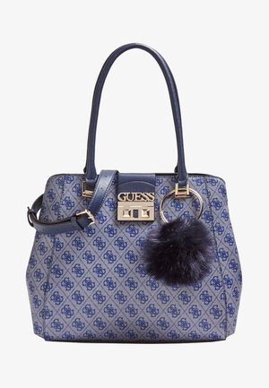 Sac à main Guess bleu et gris à motif, avec deux poignées, une bandoulière amovible, des accessoires dorés et un porte-clés pompon sombre et duveteux.