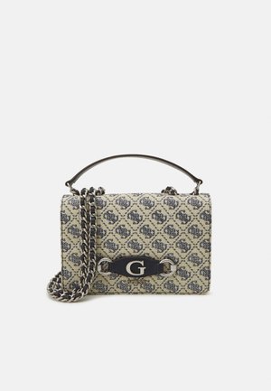 Bolso con estampado que presenta un diseño geométrico en tonos beige y marino. Cuenta con un asa superior, una correa de cadena y un acento de logo en la parte delantera.