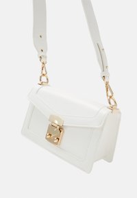 Borsa a mano in ecopelle bianca con chiusura dorata, forma piatta, tracolla regolabile e dettagli di cucitura in contrasto.
