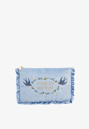 Pochette bleu clair avec bords froncés, oiseaux brodés, petits cœurs dorés et texte "FORGET ME NOT" entouré d'une couronne florale.