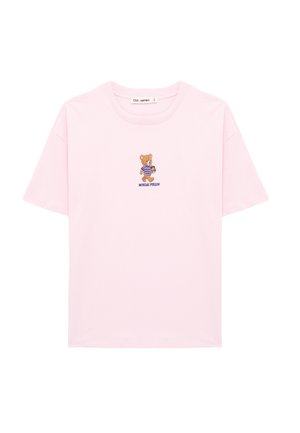 Camiseta de manga corta de color rosa claro con un pequeño osito bordado que lleva una camiseta a rayas y sostiene una taza, con el texto "PERSONA DEL LUNES" debajo.