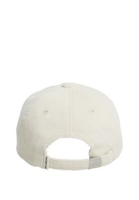 Hvid kordfløjl baseball cap med en tekstureret overflade, justerbar rem bagpå og et lille logo-tag. Forstærket syninger og fem-panel design.