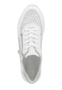 Weiße Sneaker mit strukturiertem Mesh-Obermaterial, runder Zehenpartie, Schnürsenkeln, seitlichem Reißverschluss und gepolstertem Innenraum. Enthält silberne Akzente und eine flexible Sohle.