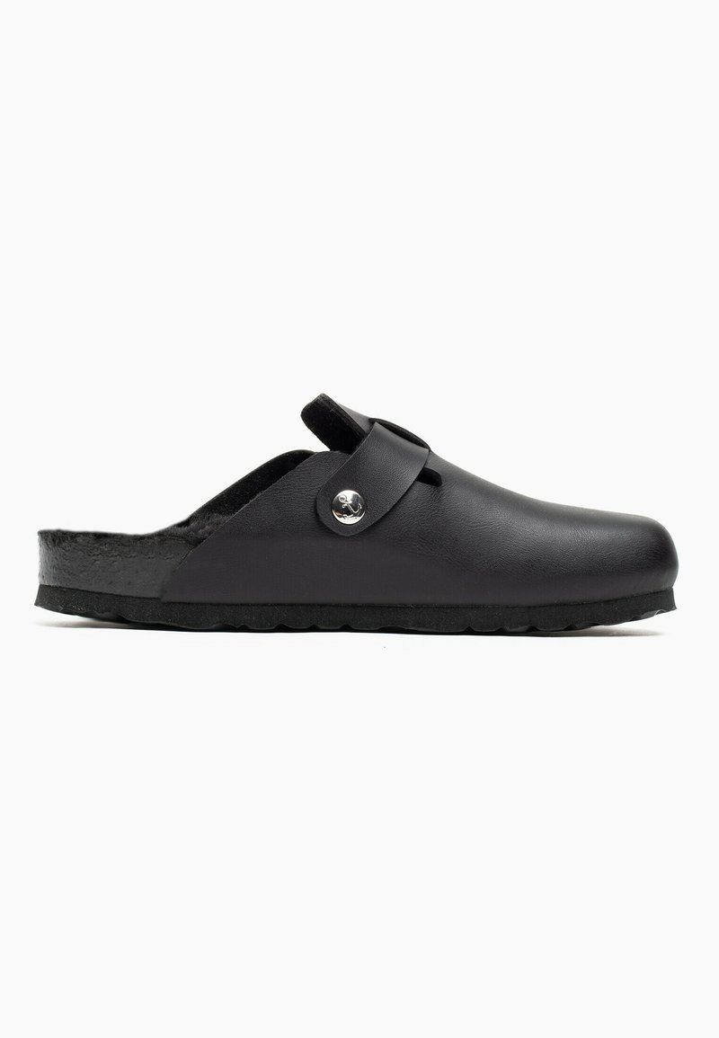 Czarne klapki typu slip-on z regulowanym paskiem i detalami w postaci srebrnego guzika, z teksturowaną podeszwą i wyściełanym wnętrzem stopy.