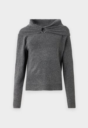 Siva pulover iz mehke pletene tkanine, ki vsebuje edinstveno zasnovo ovratnika z zavojem in srebrnimi dodatki. Dolgi rokavi, rebrast rob.