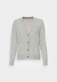 Szary kardigan dzianinowy z głębokim dekoltem w serek, pięcioma brązowymi guzikami, żebrowanymi mankietami oraz małym logo na lewej piersi.