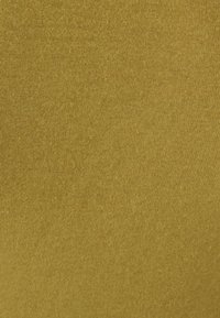 Tejido de punto suave en color verde olivo, con una sutil textura acanalada, que muestra una distribución de color uniforme y sin patrones o acentos visibles.