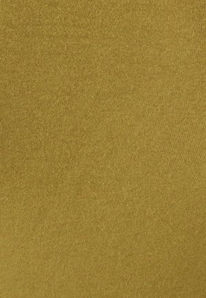 Tejido de punto suave en color verde olivo, con una sutil textura acanalada, que muestra una distribución de color uniforme y sin patrones o acentos visibles.