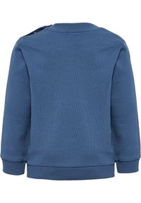 Niebieska bluza z miękkiej bawełny. Posiada żebrowany dekolt i mankiety, gładką teksturę oraz guziki na ramieniu.